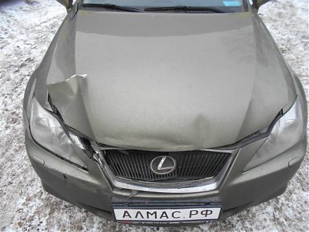 Разбитая передняя часть автомобиля Lexus IS250